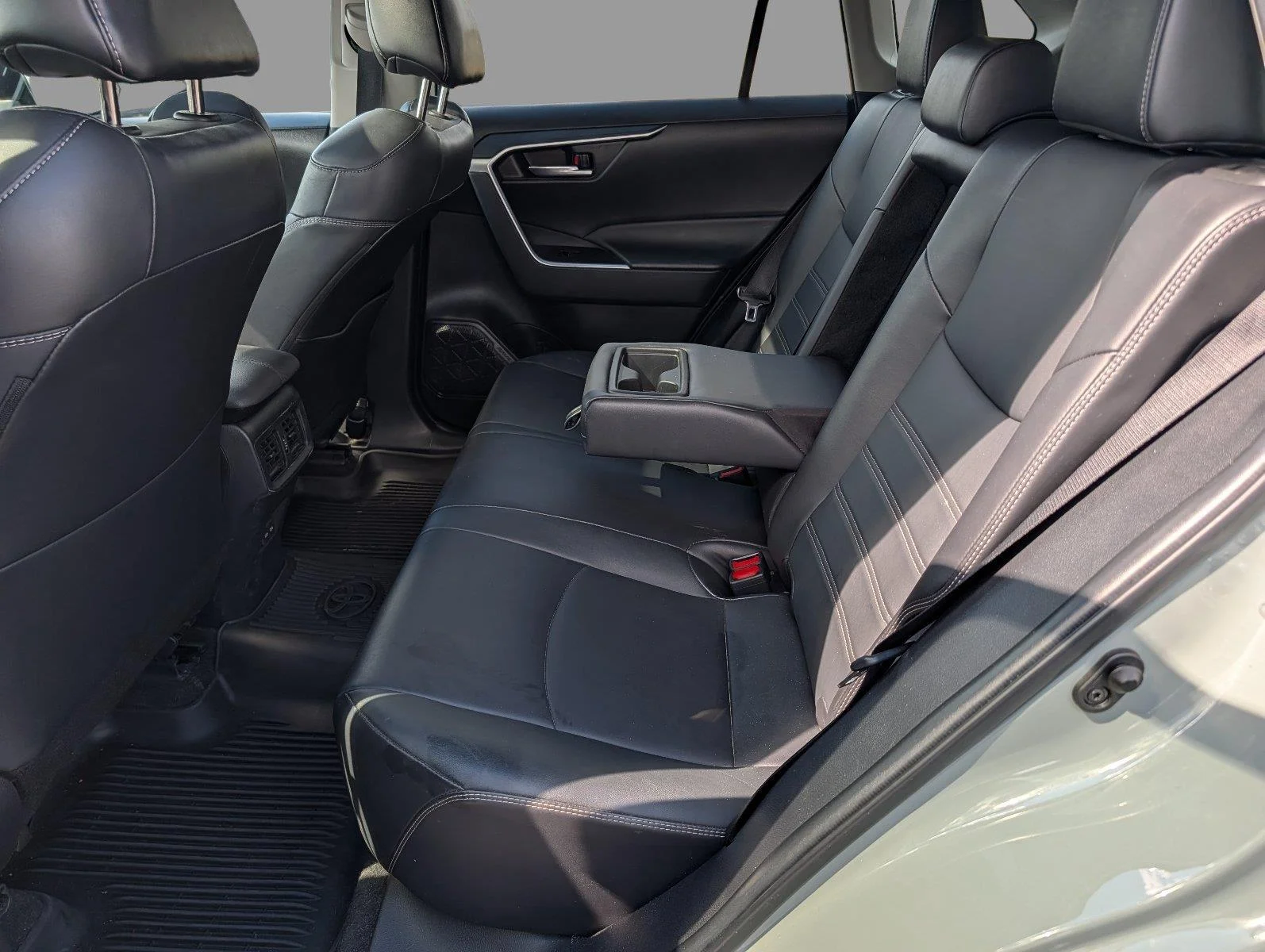 Used 2023 Lunar Rock Toyota XLE Premium image 31