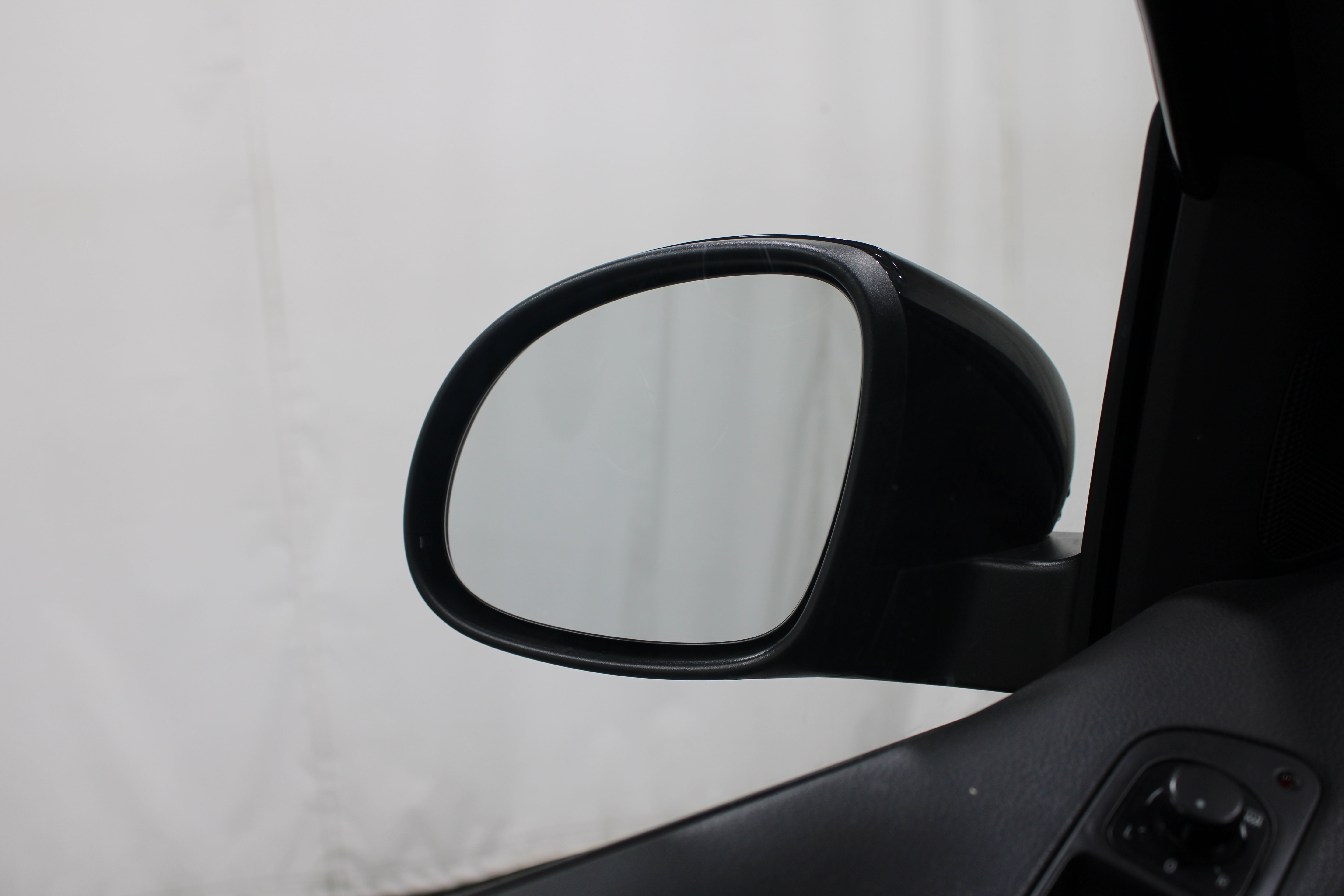 Used 2014 Deep Black Pearl Volkswagen SE image 9
