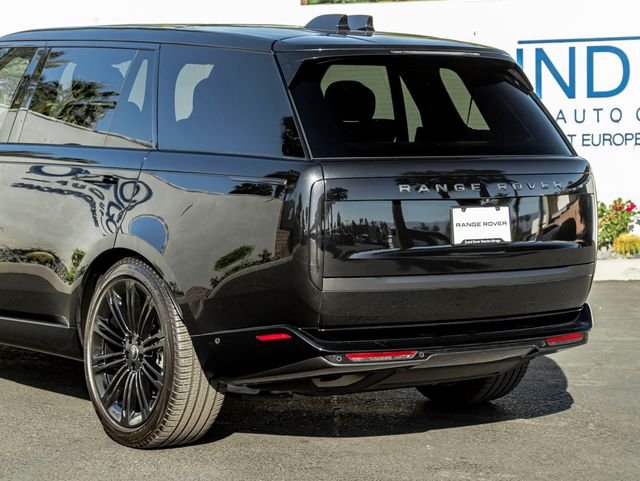 Used 2024 Santorini Black Metallic Land Rover SE image 10