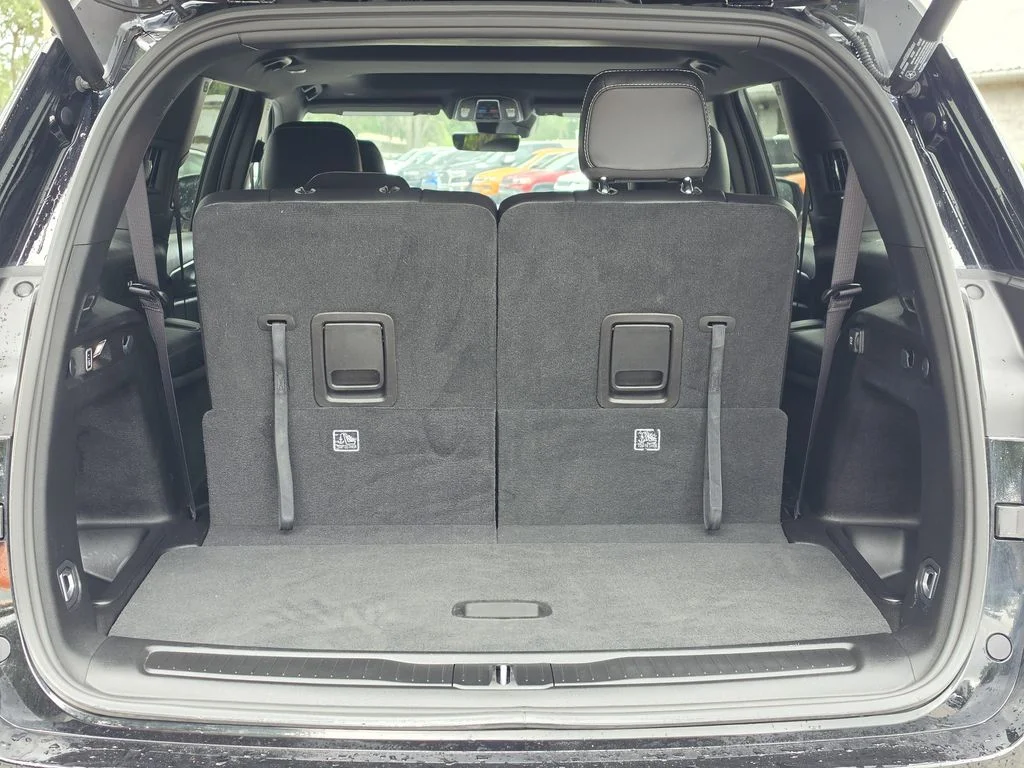 Used 2025 Diamond Black Jeep Altitude X image 9