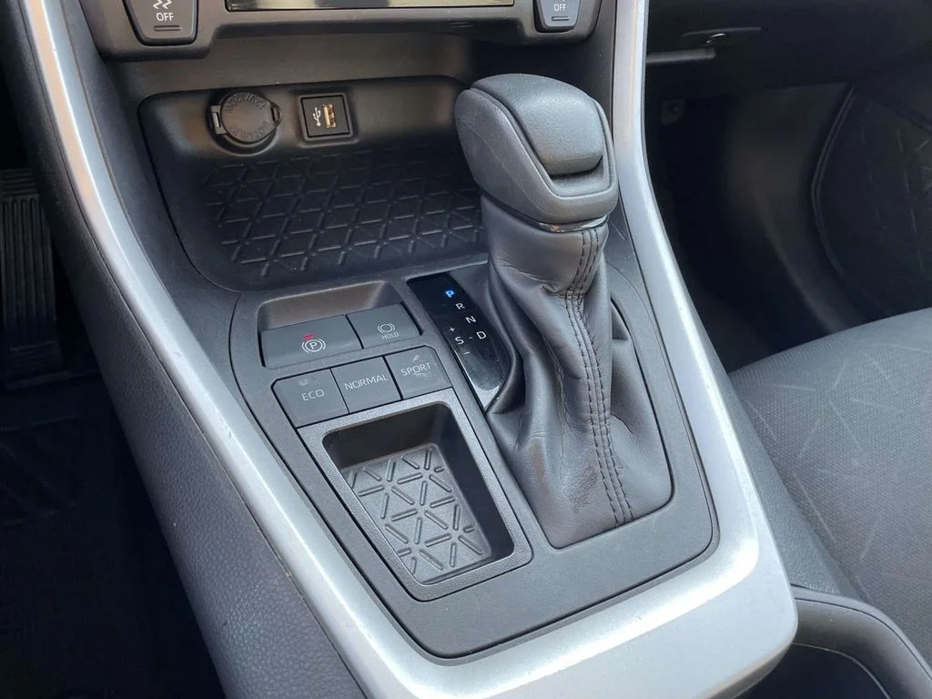 2025 Toyota RAV4 XLE - Photo 20