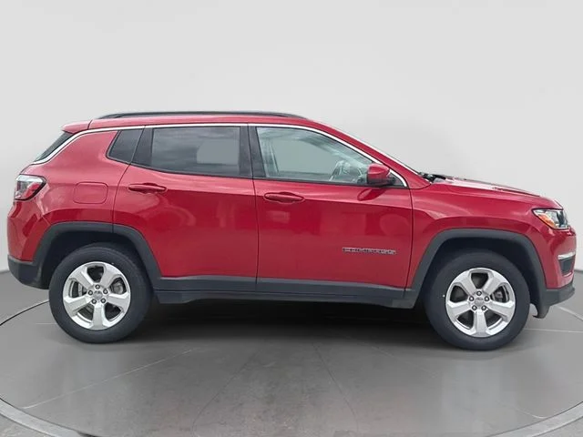 Used 2019 Red Jeep Latitude image 31