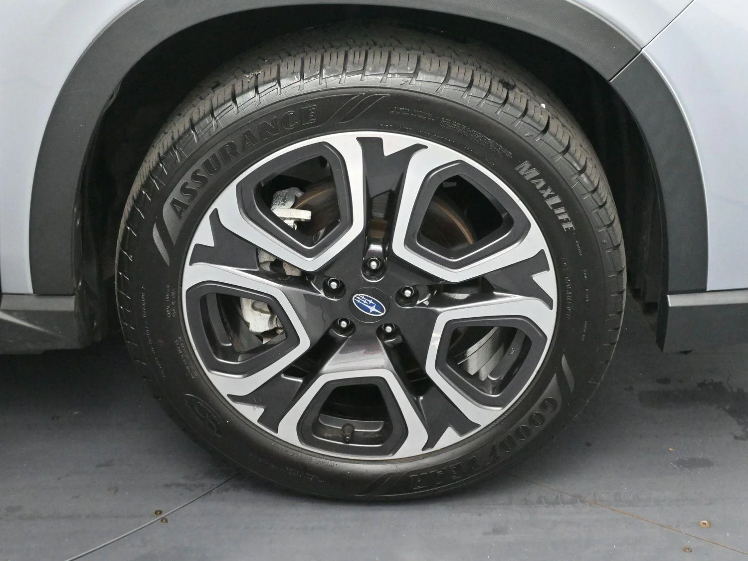Used 2023 Ice Silver Metallic Subaru Limited image 34