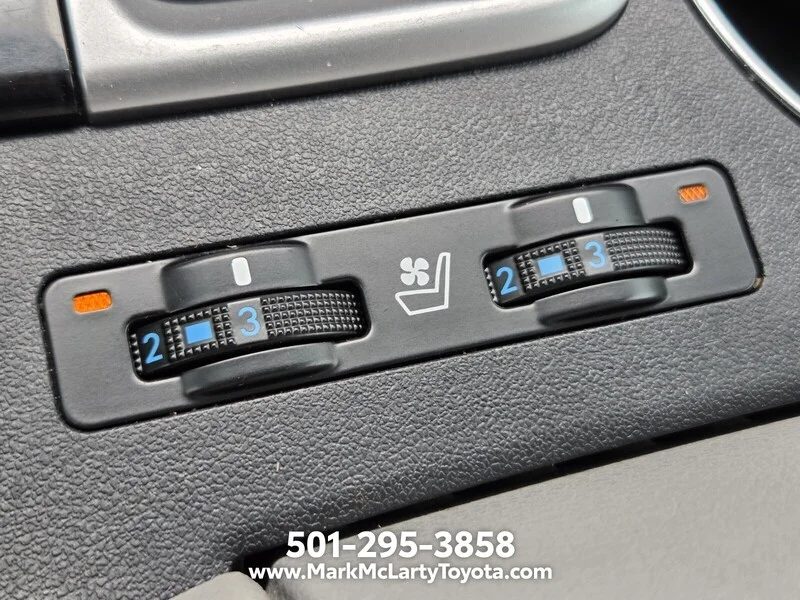 Used 2017 Blizzard Pearl TOYOTA LIMITED V6 FWD image 22