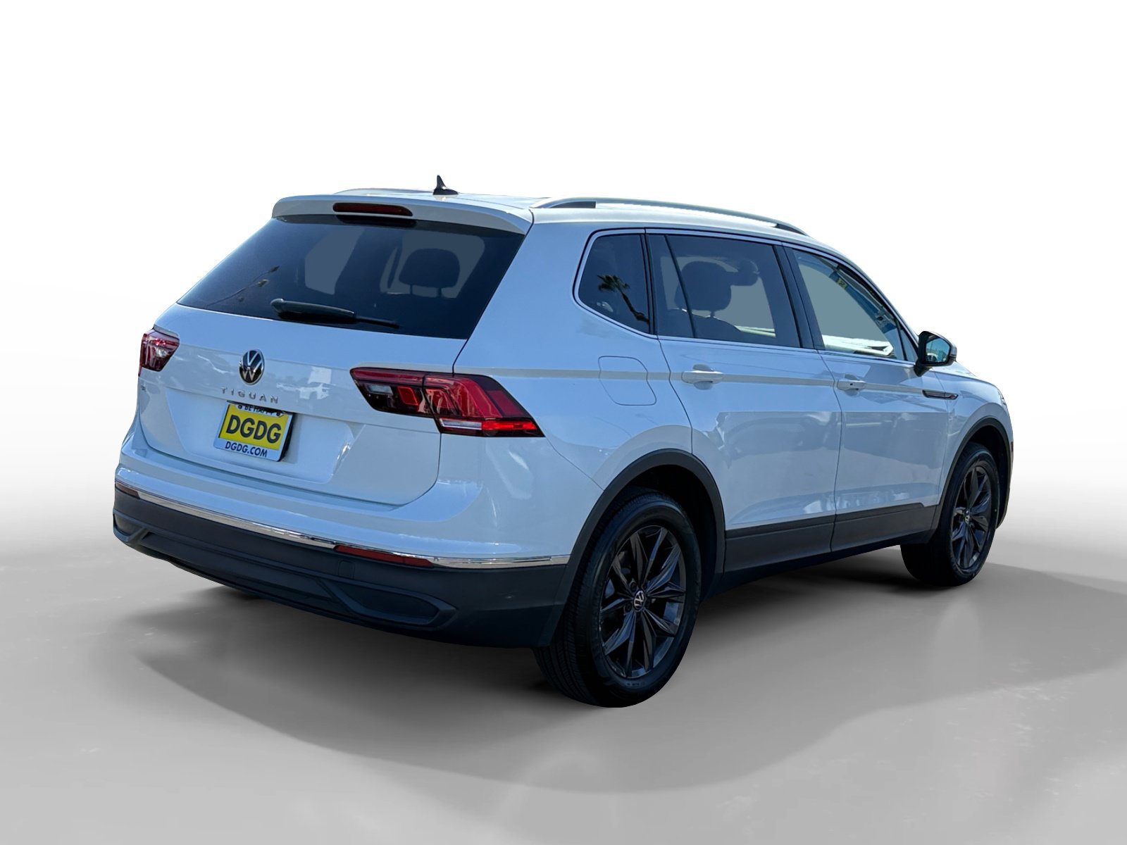 Used 2023 White Volkswagen SE image 5