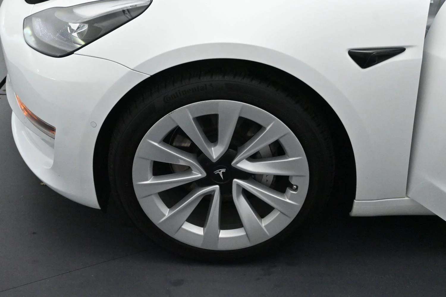 Used 2022 Pearl White Multi-Coat Tesla Base image 23