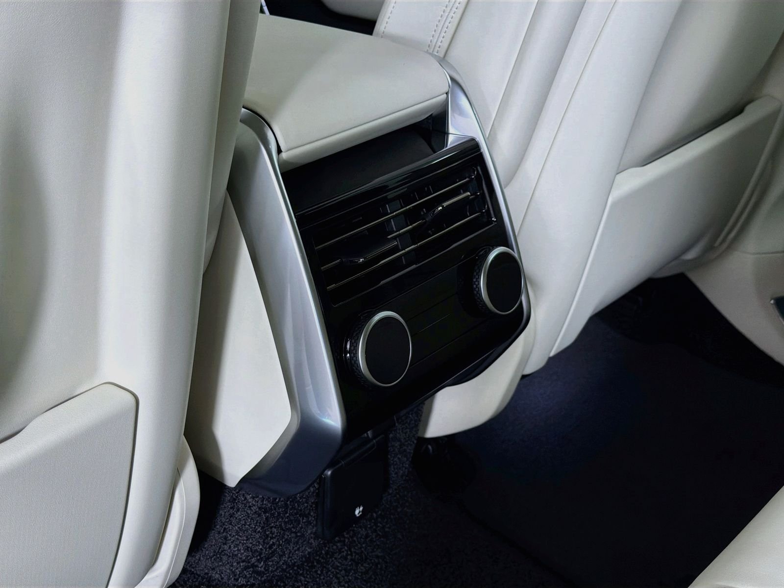 New 2026 Charente Grey LAND ROVER SE image 27