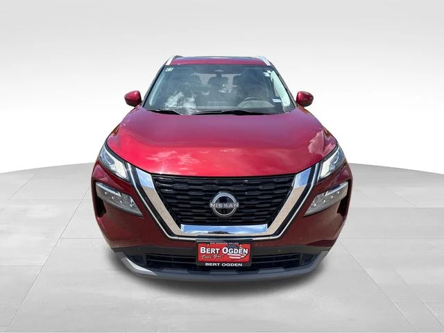 Used 2022 Red Nissan SV image 2