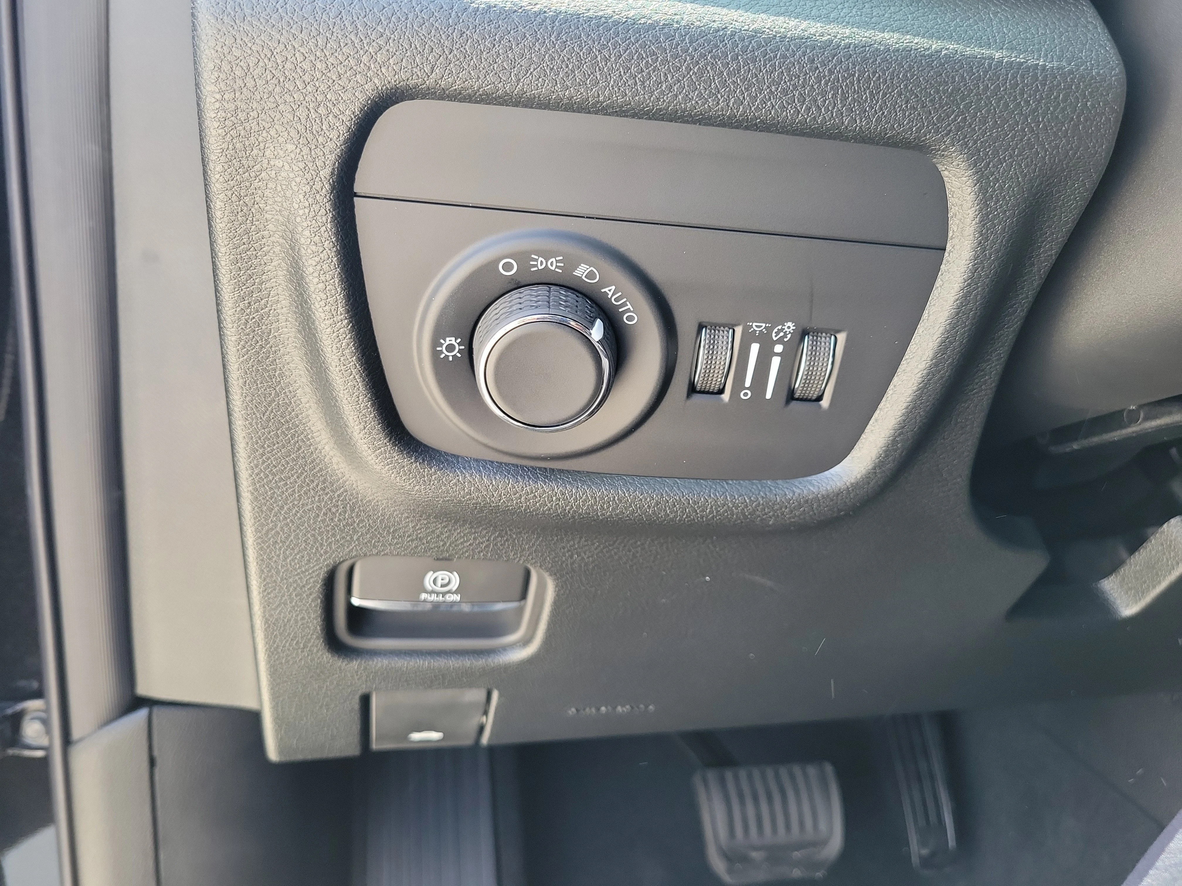 New 2026 Diamond Black Crystal Pearlcoat Jeep Laredo X image 23