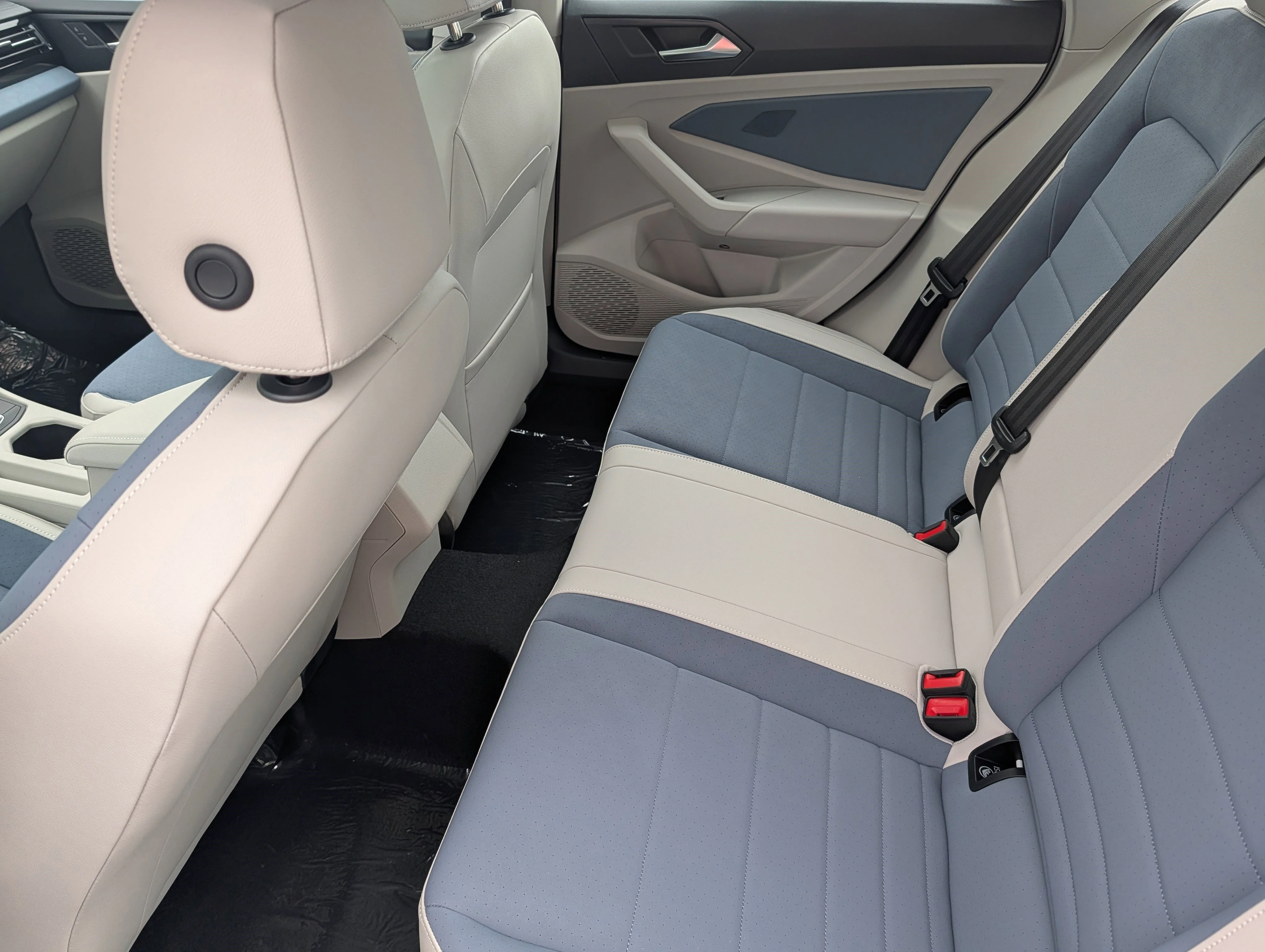 New 2026 Opal White Pearl Volkswagen SE image 7