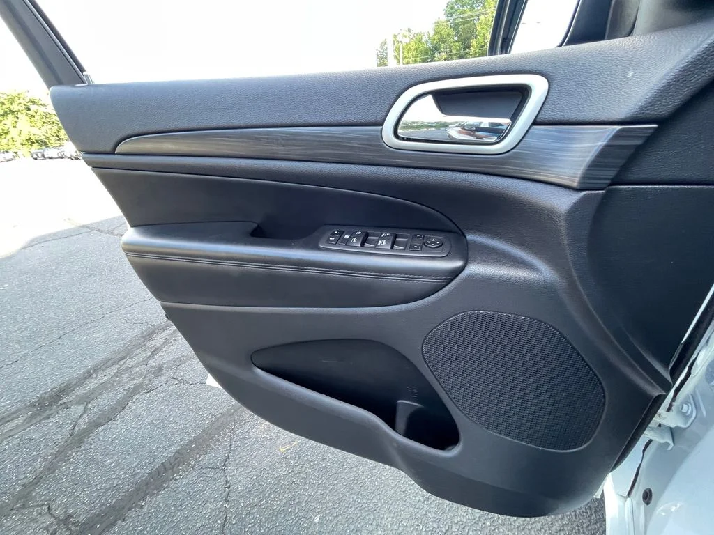 Used 2022 White Jeep Laredo X image 9