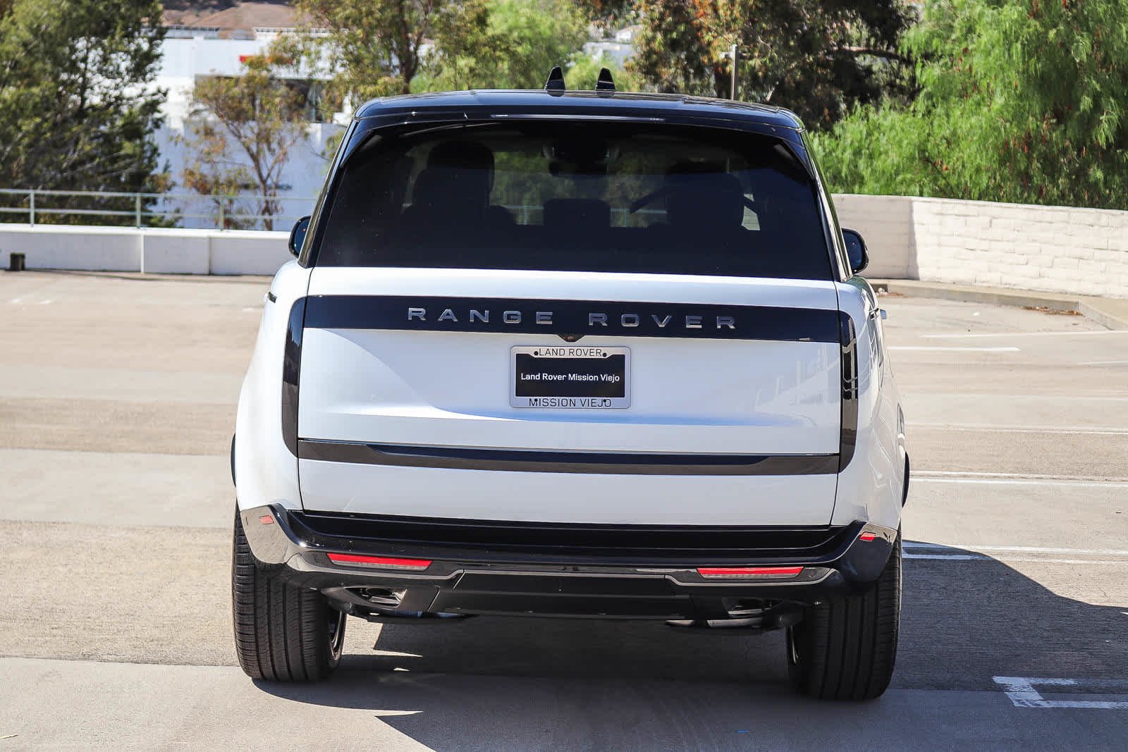 New 2027 Fuji White Land Rover SE image 5