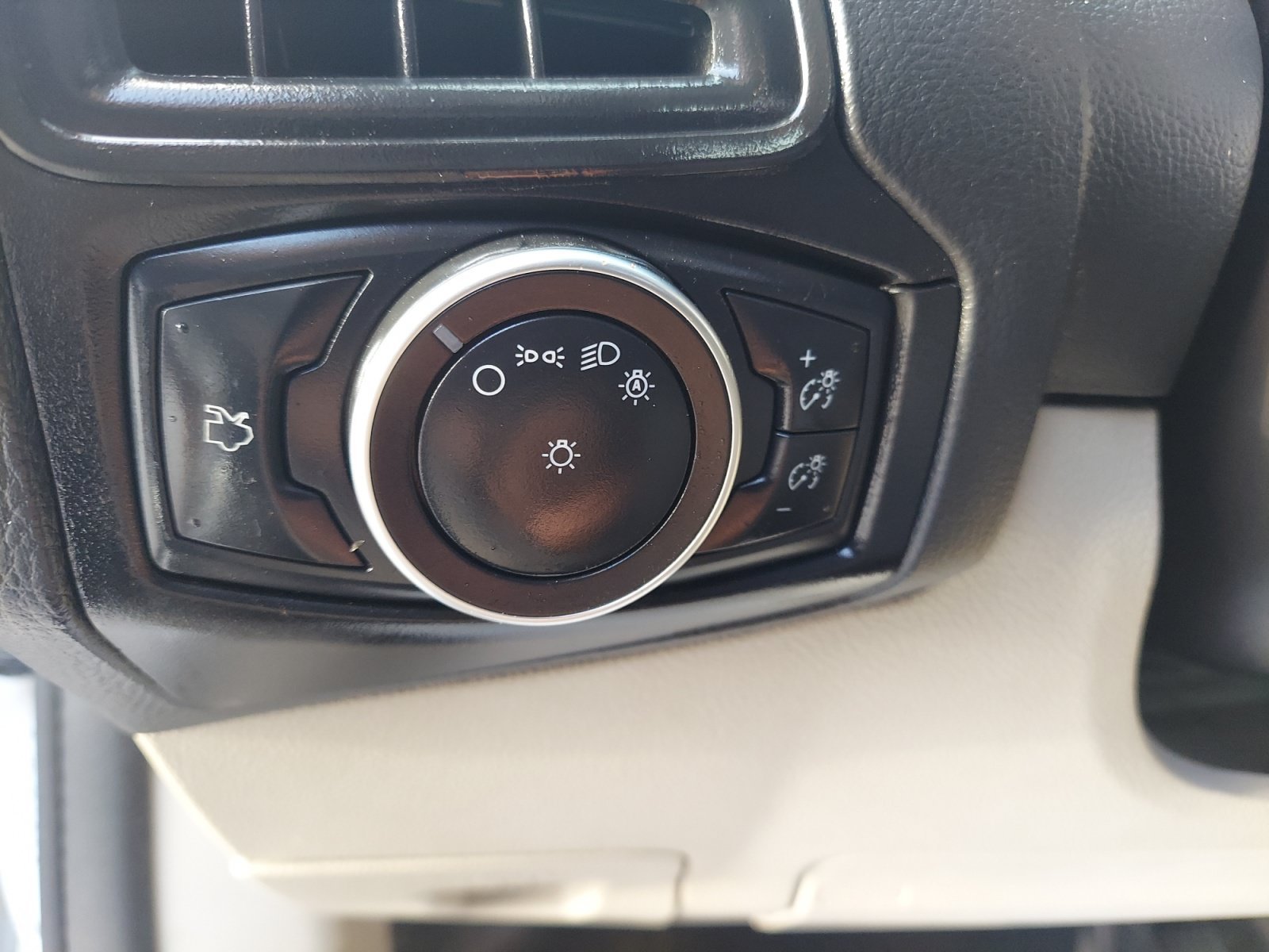 Used 2018 Oxford White Ford SE image 24