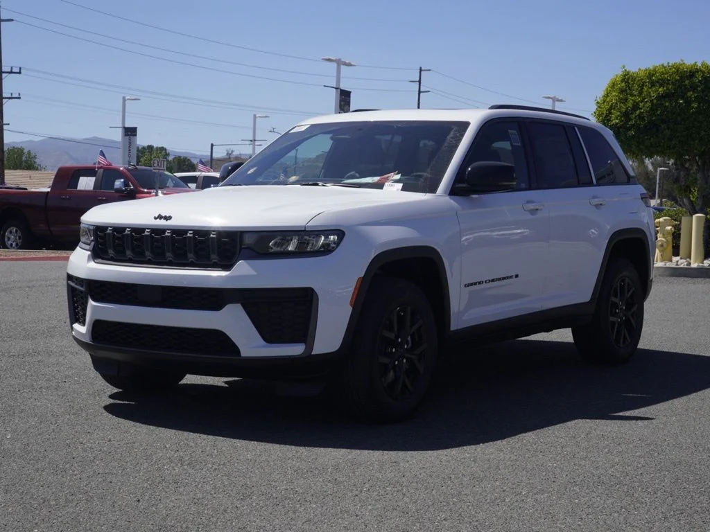 New 2026 Bright White Clear-Coat Exterior Paint Jeep Laredo Altitude image 7