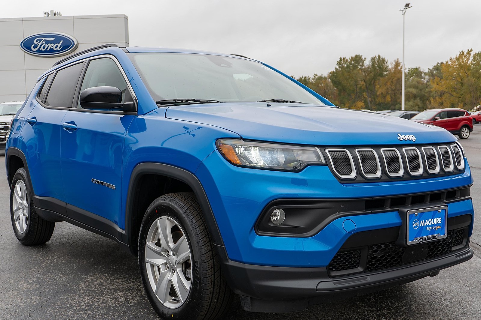 Used 2022 Laser Blue Pearlcoat Jeep Latitude 4x4 image 4
