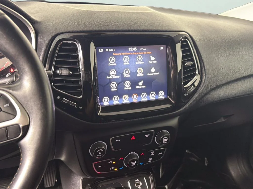 Used 2018  Jeep Limited image 23