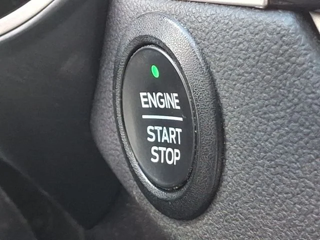 Used 2022 Black Ford SE image 26
