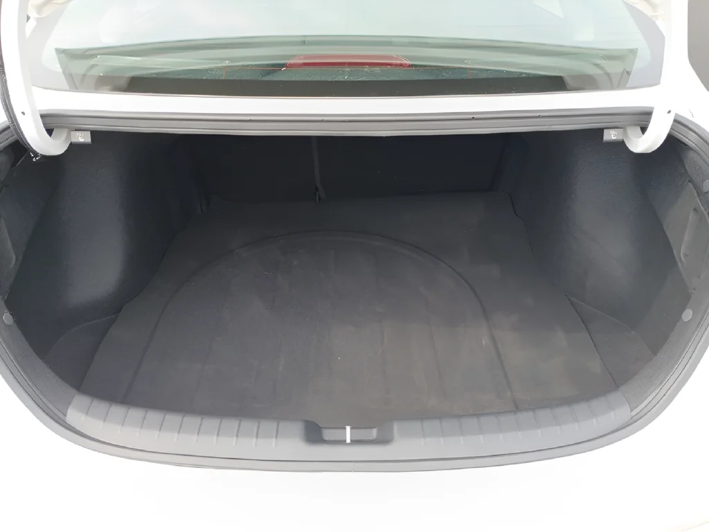 Used 2023 White Kia LXS image 26
