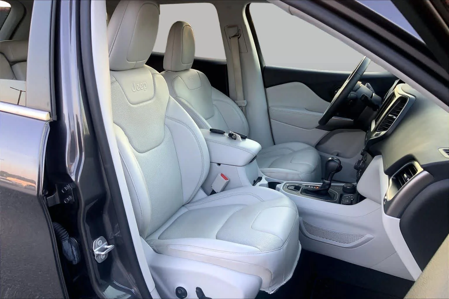 Used 2021 Granite Crystal Metallic Clearcoat Jeep Latitude Lux image 9