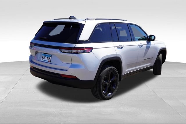 Used 2023 Silver Jeep Altitude X image 5