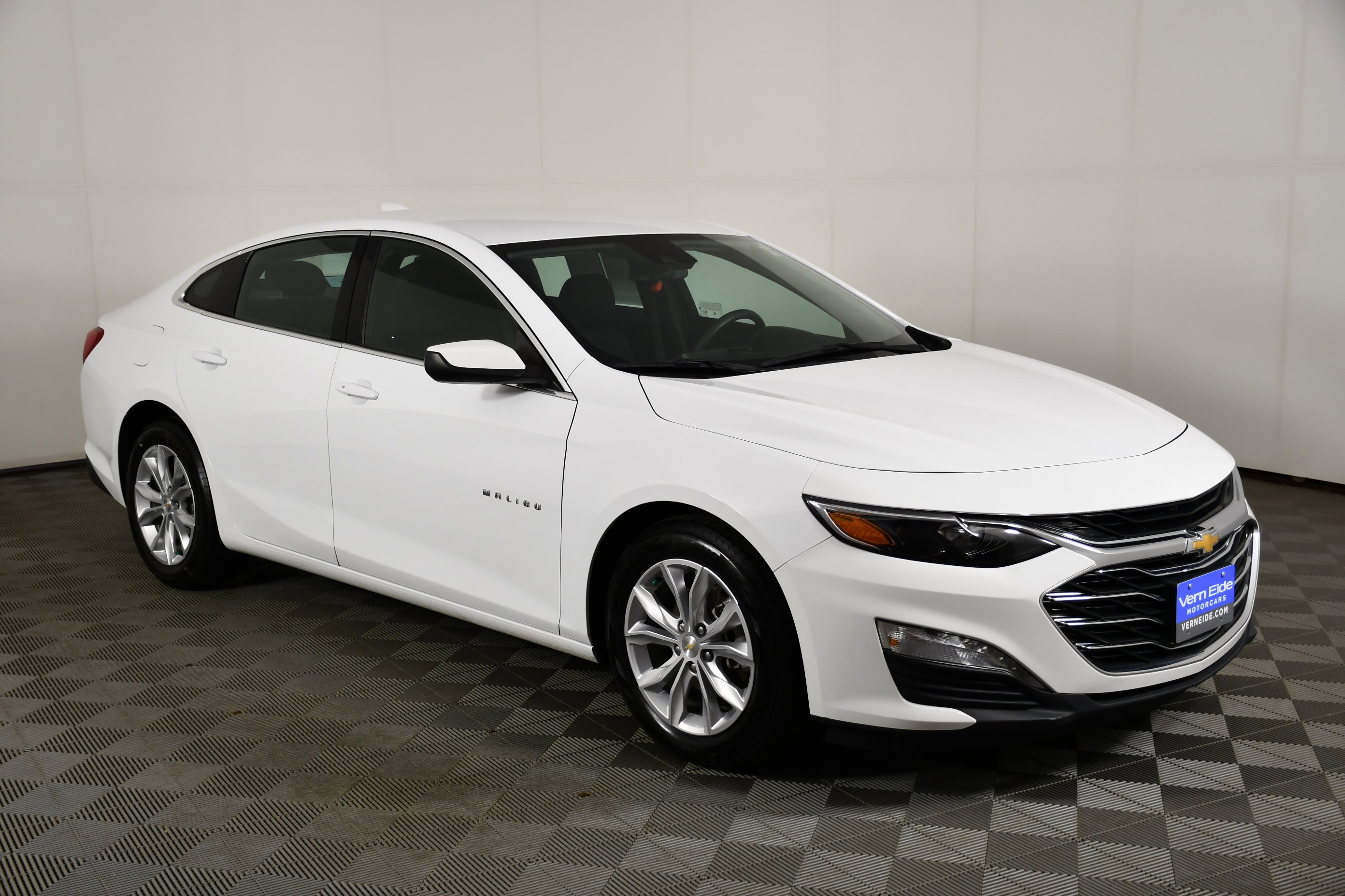 Used 2024 Summit White Chevrolet LT image 4