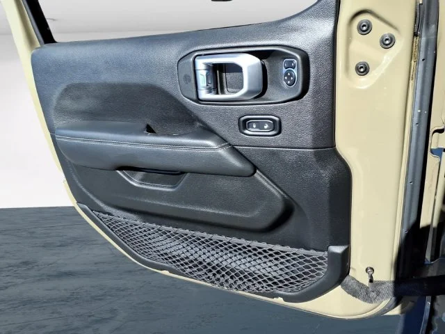 Used 2020 Green Jeep Overland image 29
