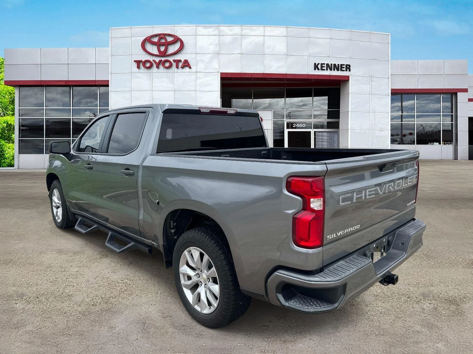 Used 2022 Satin Steel Metallic Chevrolet Custom image 7