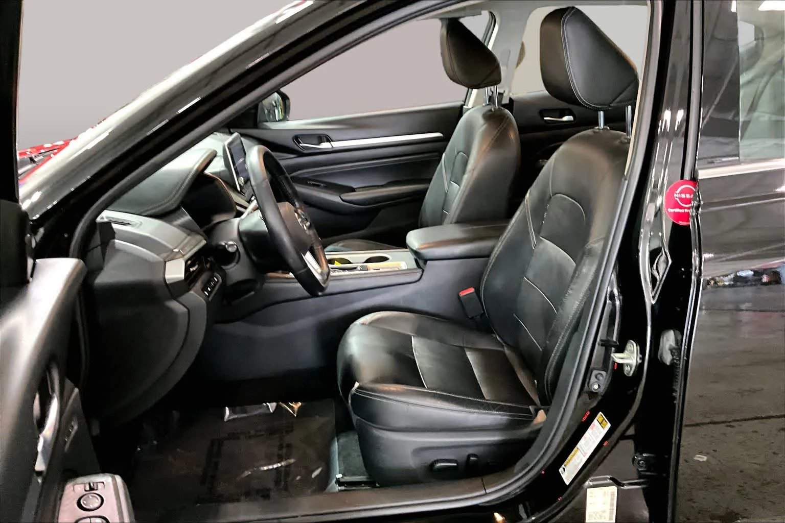 Used 2019 Super Black Nissan 2.5 Platinum image 9