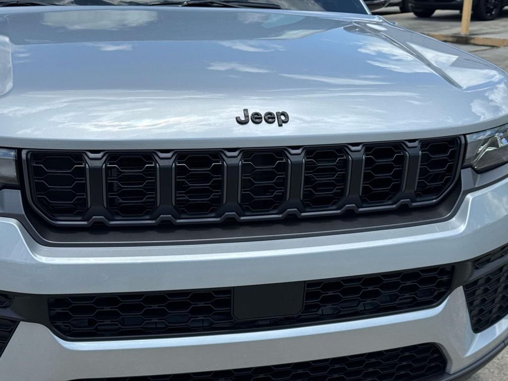 New 2026 Silver Zynith Exterior Paint Jeep Altitude image 5