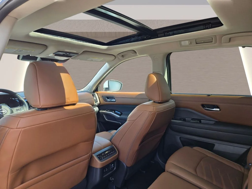 Used 2025 White Nissan Platinum image 21