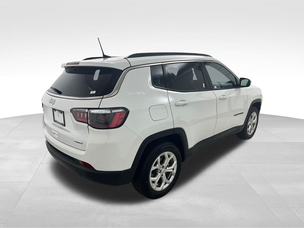 Used 2024 White Jeep Latitude image 5