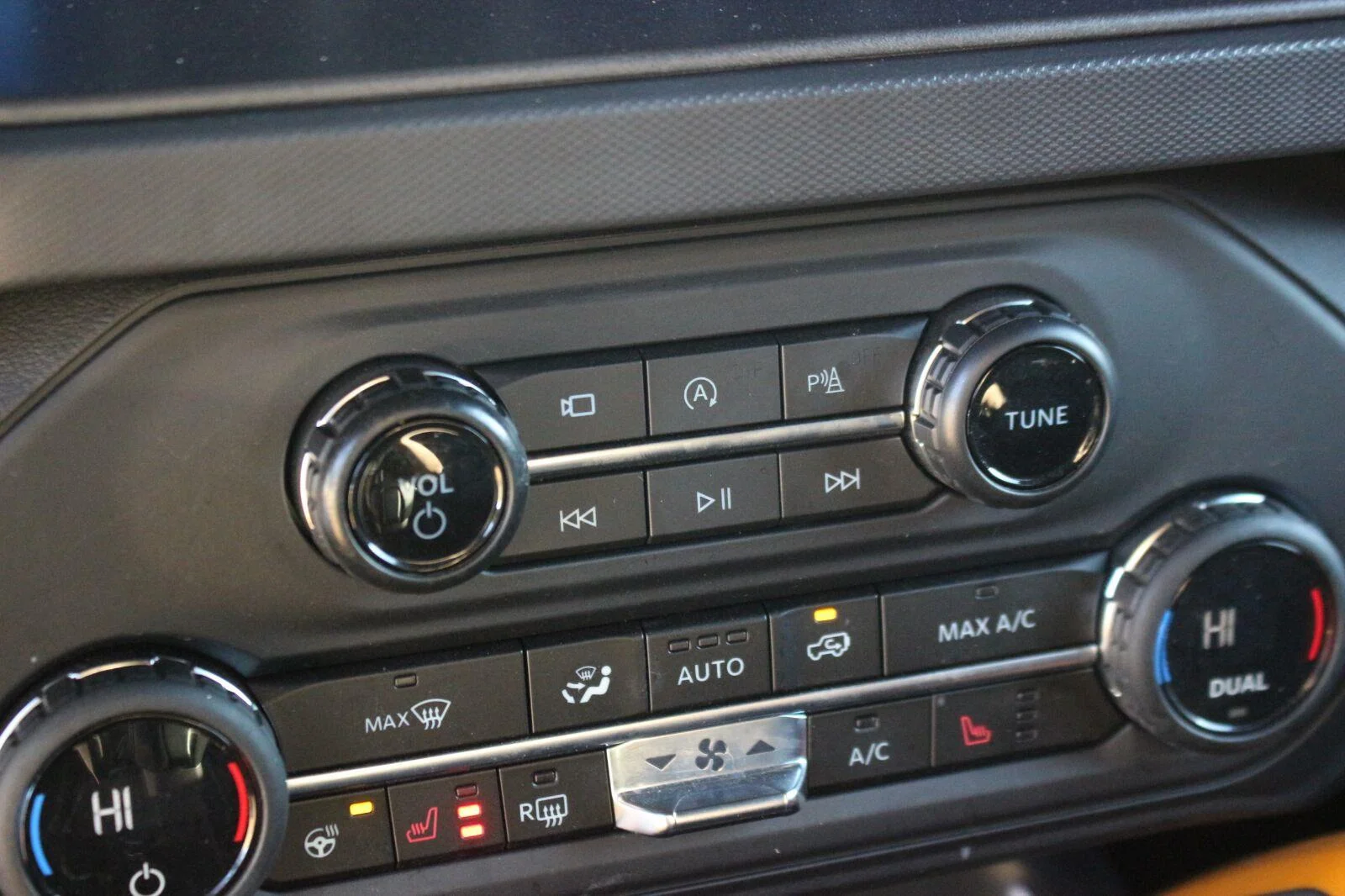 Used 2024 Oxford White Ford Badlands image 25