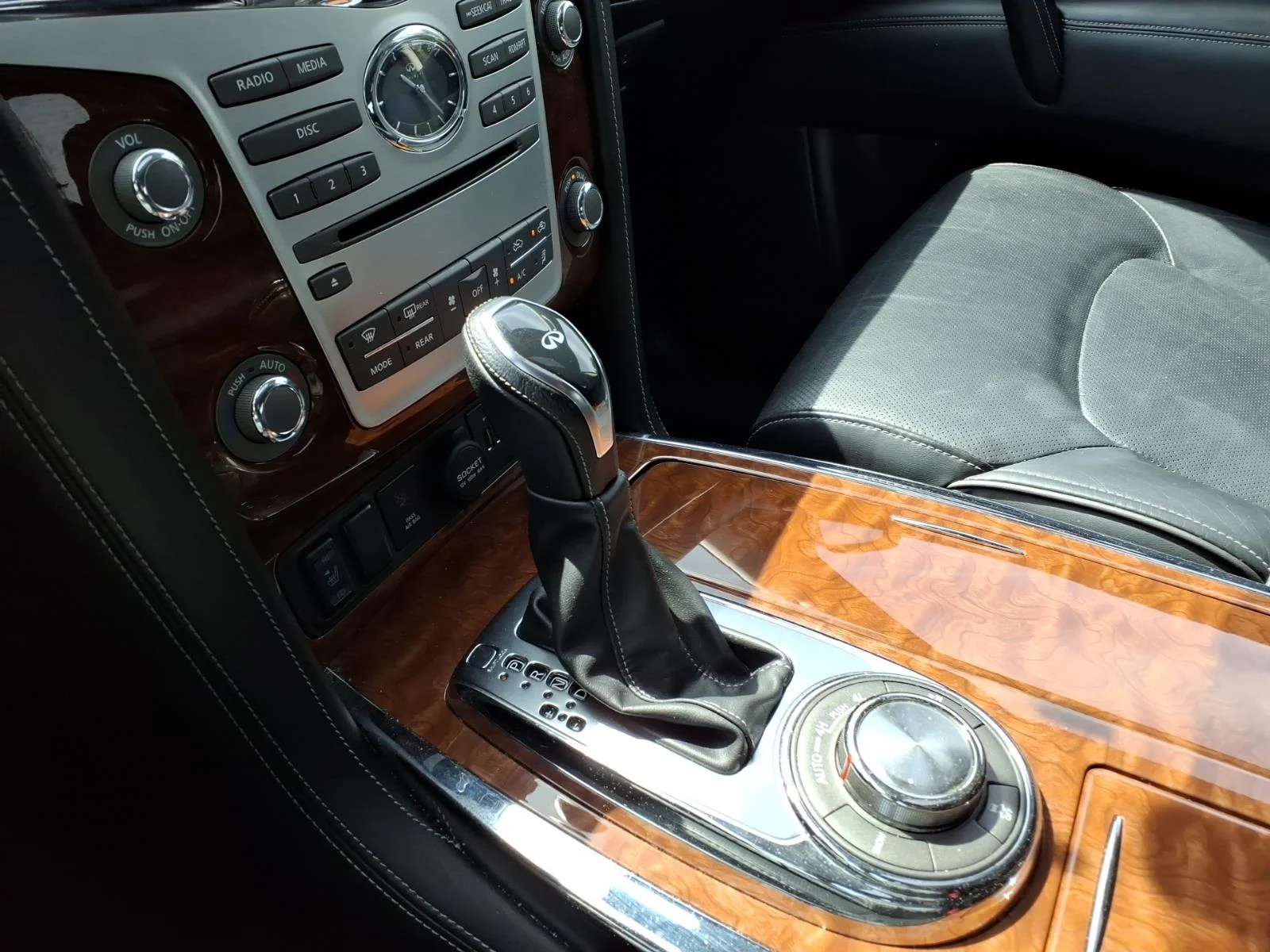 Used 2019 Black INFINITI LUXE image 19