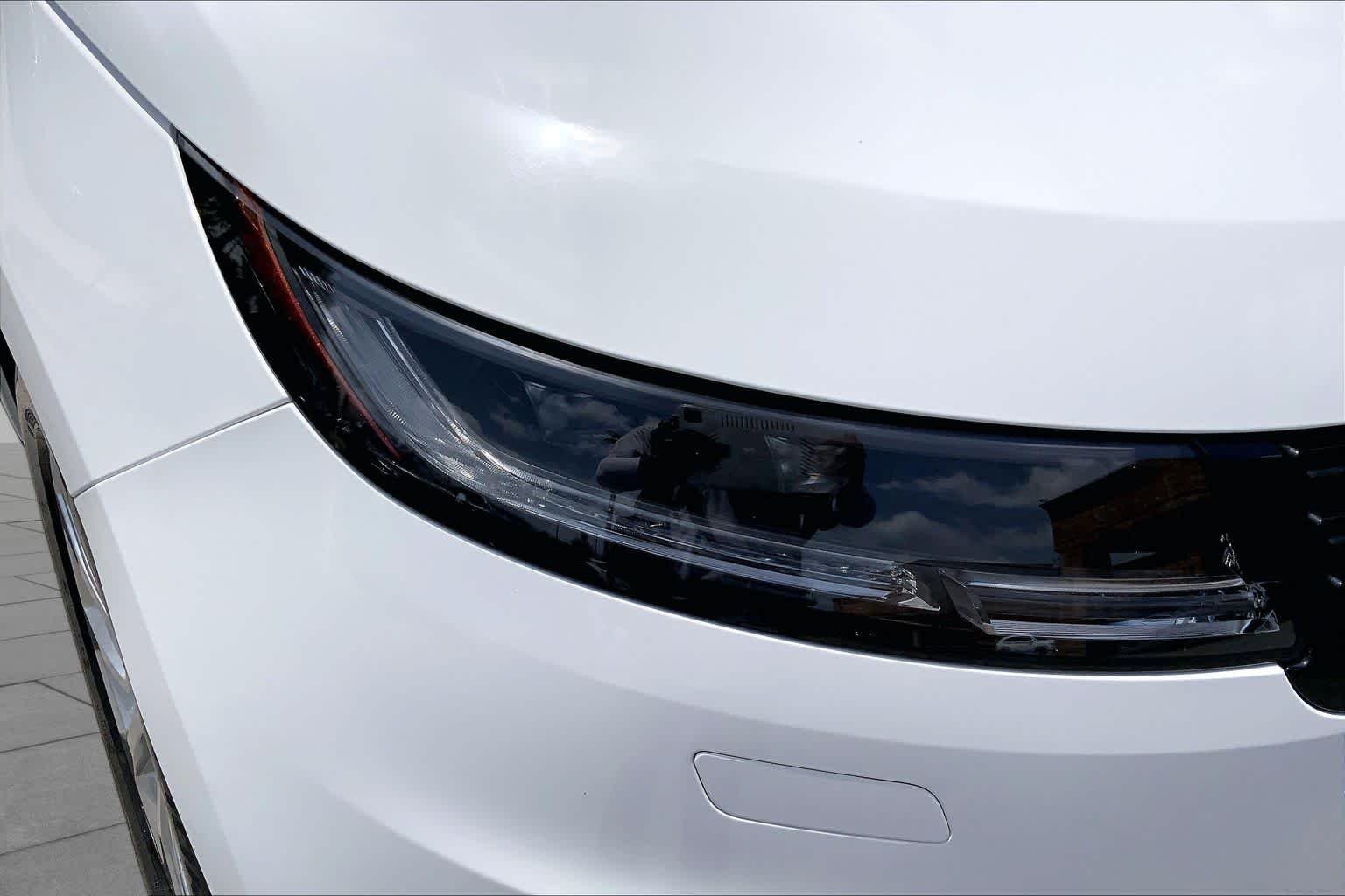 Used 2025 Fuji White Land Rover SE image 28