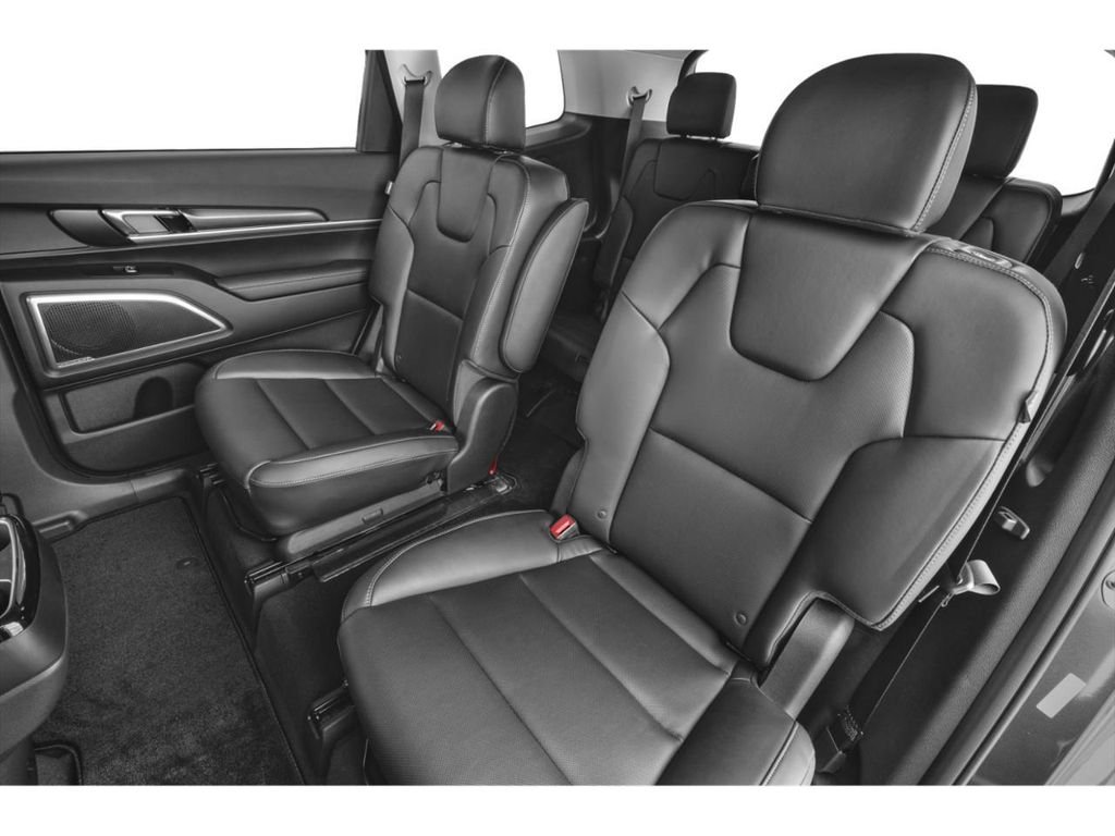 Used 2025 White Kia S image 10