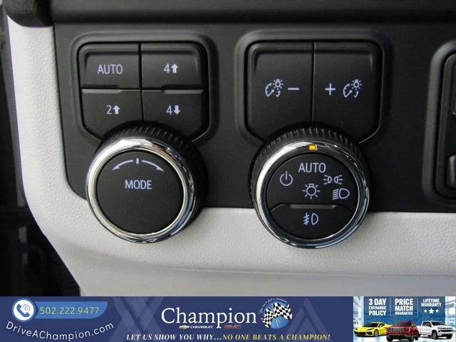 Used 2025 Iridescent Pearl Tricoat Chevrolet Premier image 33