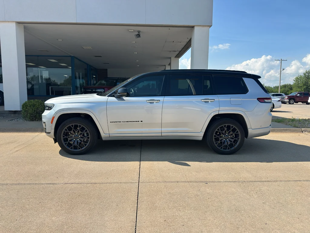 Used 2023 Black Clearcoat Jeep Summit Reserve image 35