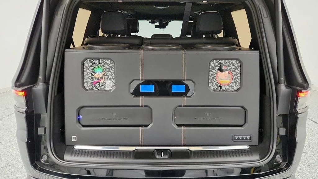 Used 2023 Diamond Black Crystal Pearlcoat Jeep Series III Obsidian 4x4 with Heavy Duty Trailer Tow Package image 22