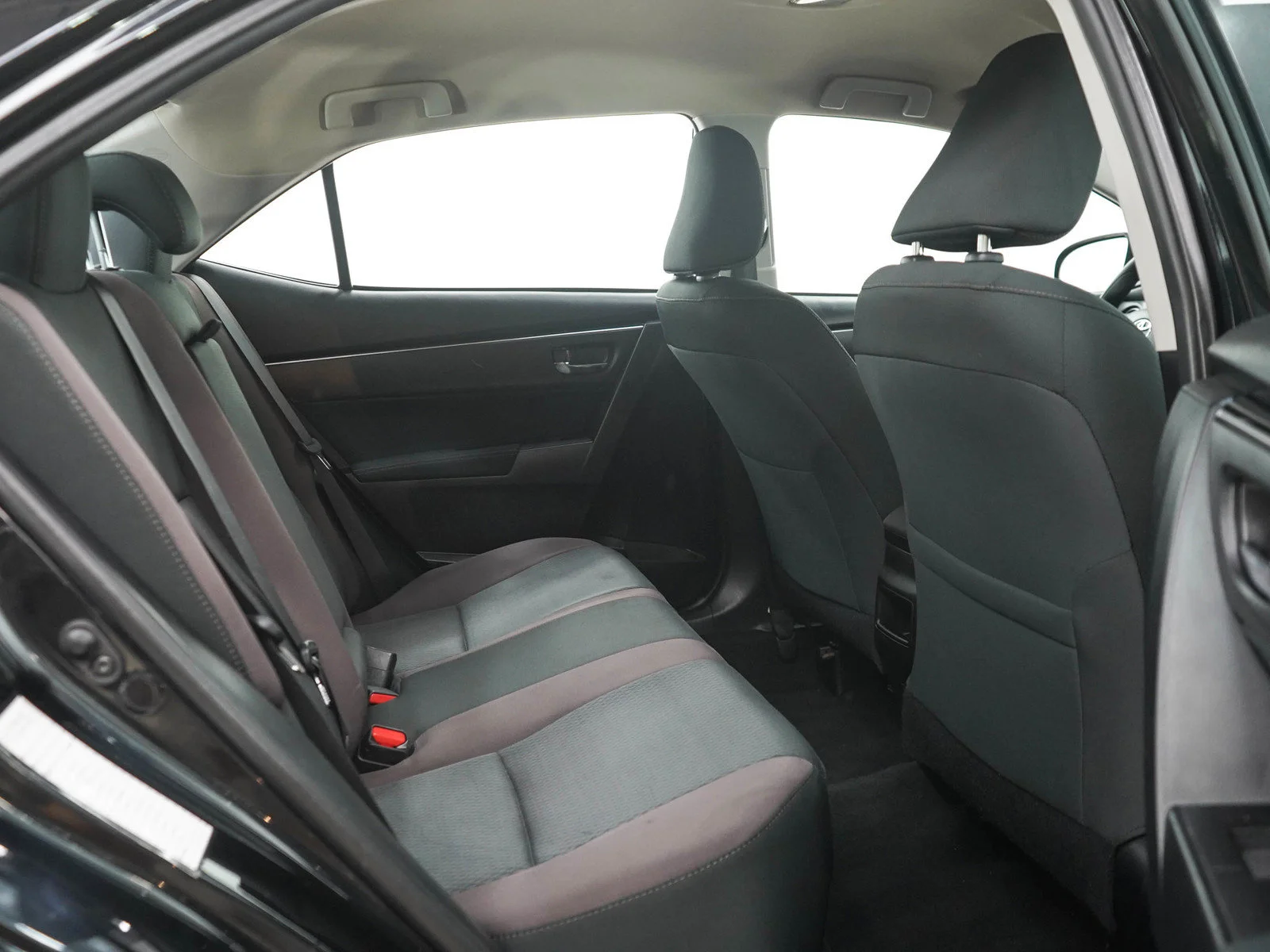 Used 2018  Toyota LE image 12