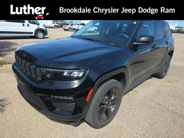 Used 2023 Diamond Black Crystal Pearlcoat Jeep Limited image 1