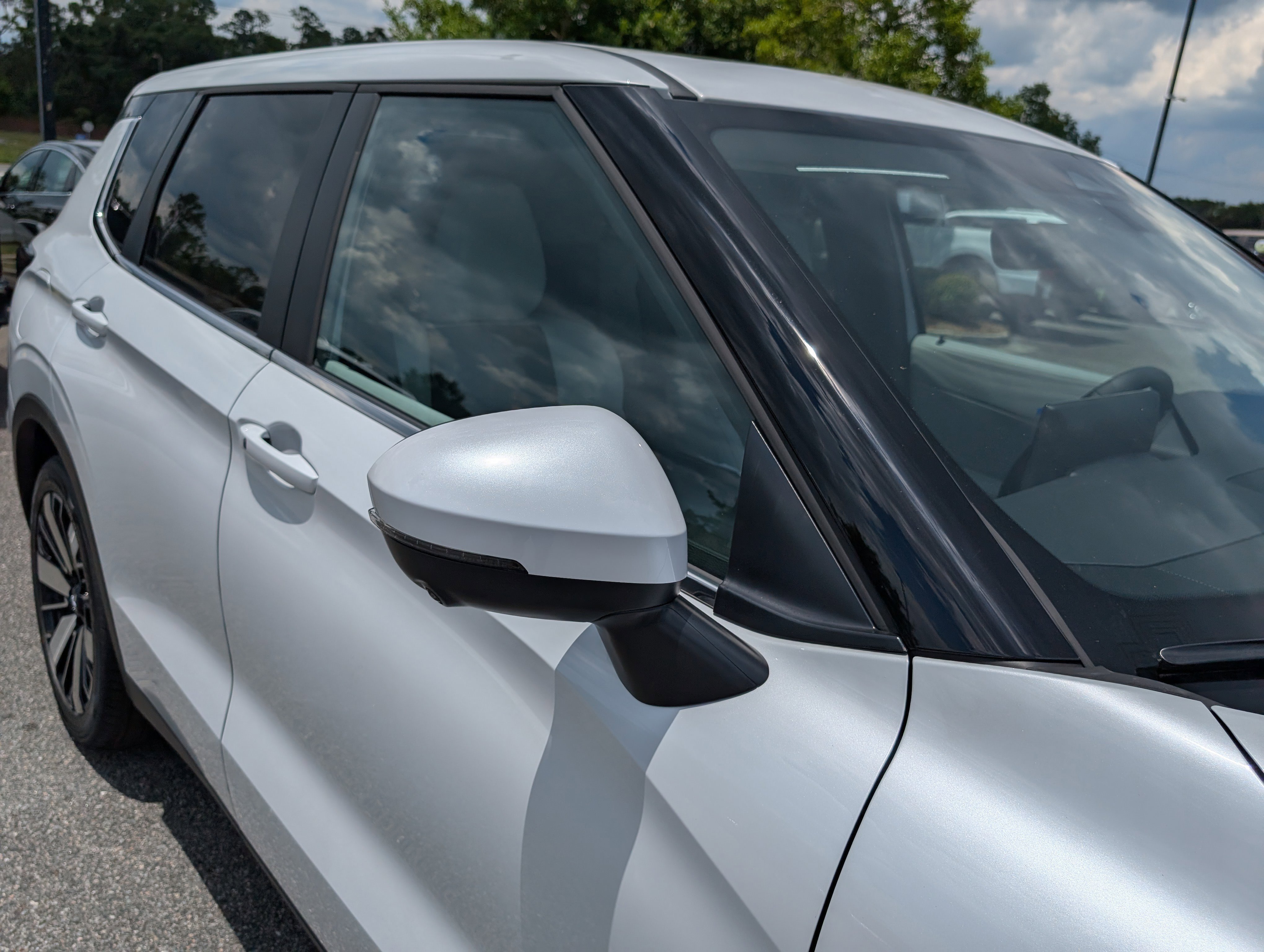 Used 2025 White Diamond Mitsubishi SE image 23