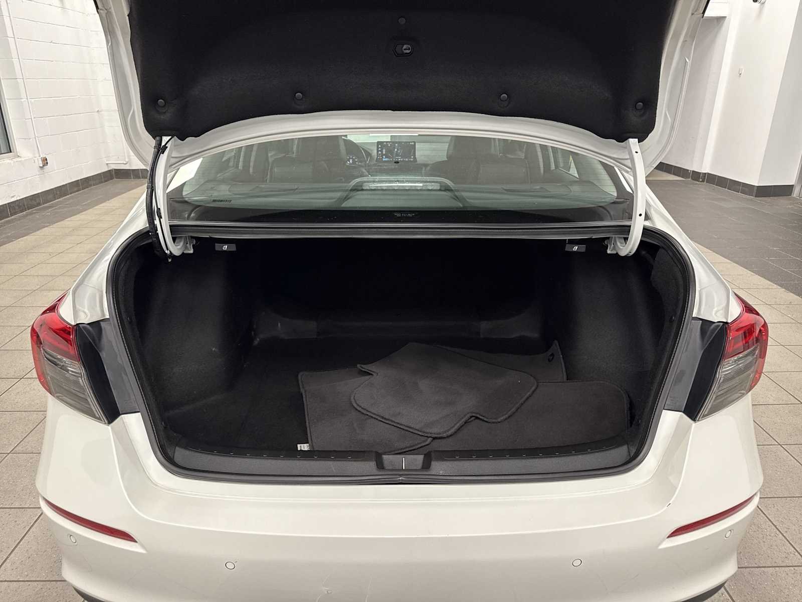 Used 2023 White Honda Touring image 11