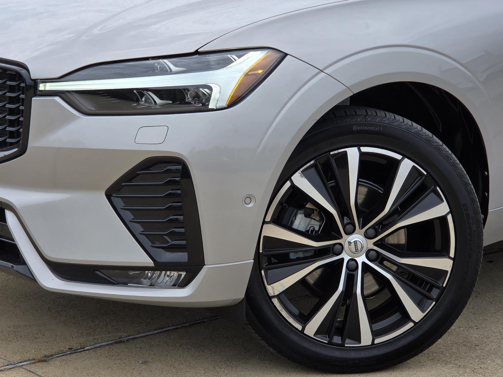 Used 2023 Silver Dawn Metallic Volvo Plus Dark Theme image 7