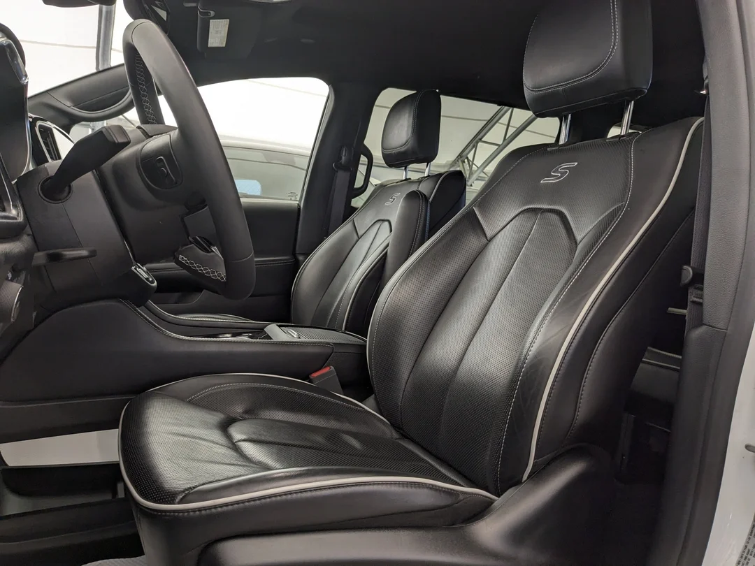 Certified Used 2025 White Chrysler Limited - - FWD - Nappa Leather - Adaptive Cruise - Full Sunroof - Heated Seat & Wheel & More! image 15