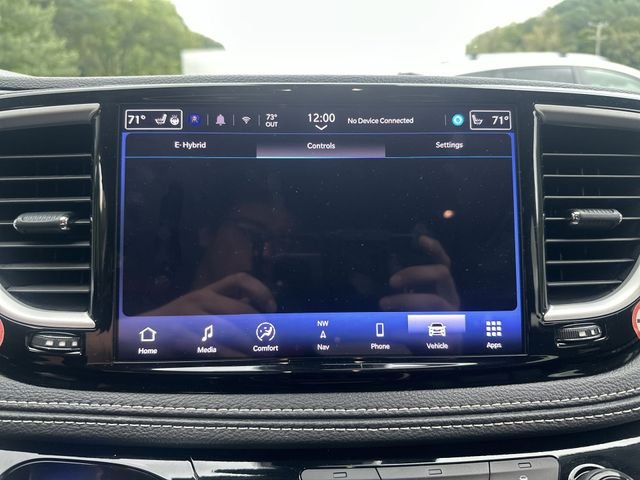 Used 2024 White Chrysler Select image 21