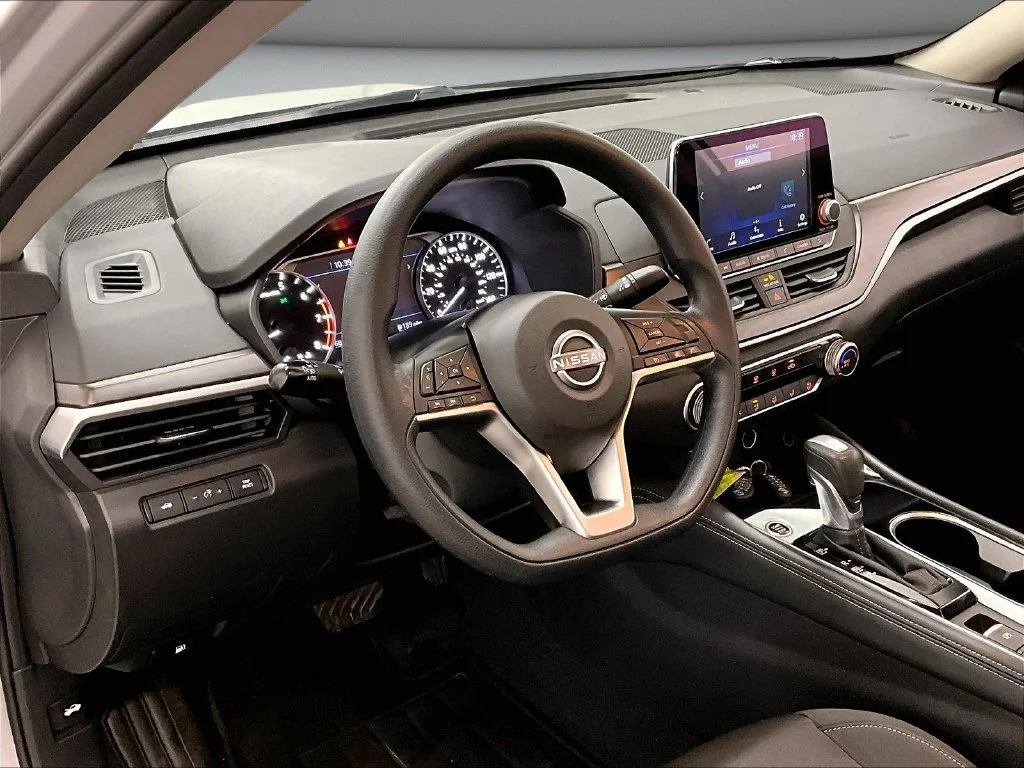 Used 2023 Silver Nissan 2.5 SV image 17