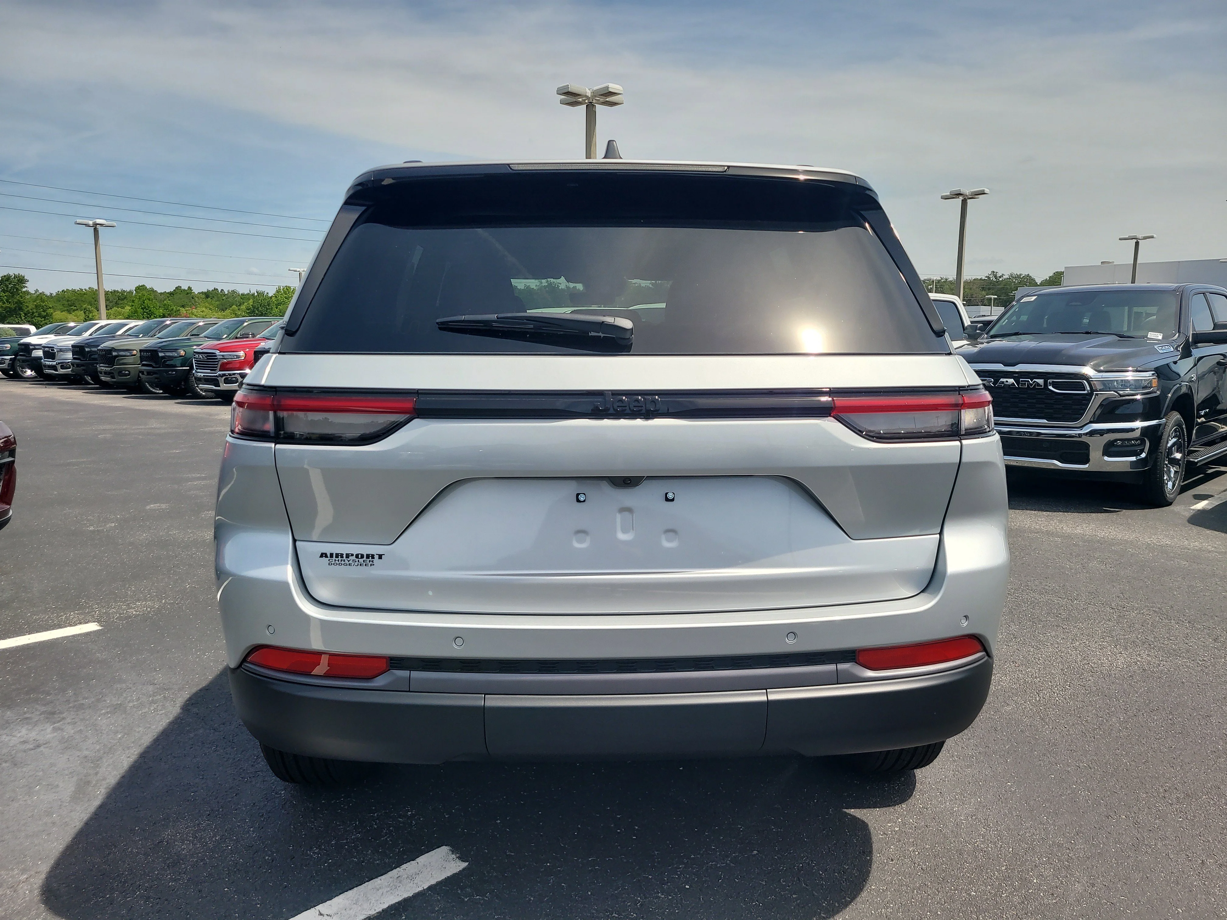 New 2026 Silver Zynith Jeep Laredo Altitude image 7