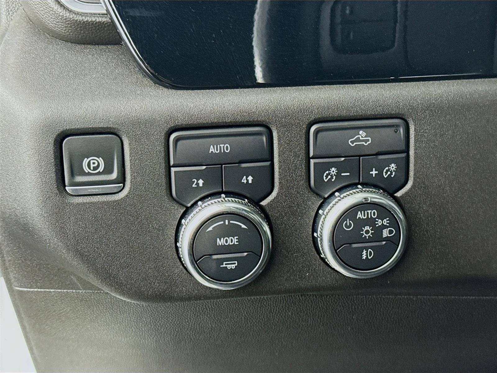 Used 2024 Summit White GMC Elevation image 10