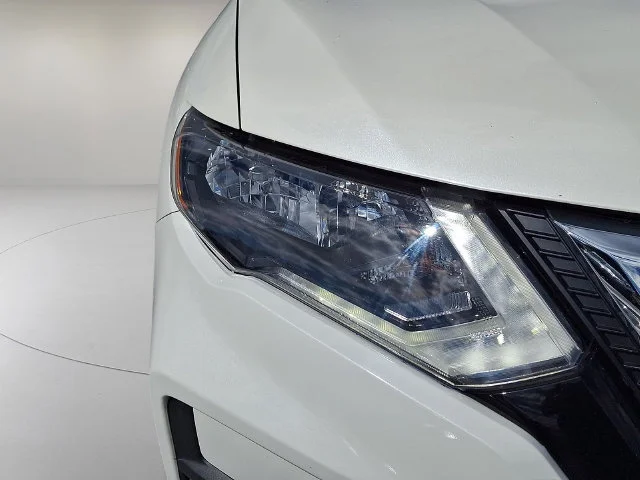 Used 2020 White Nissan SV image 9
