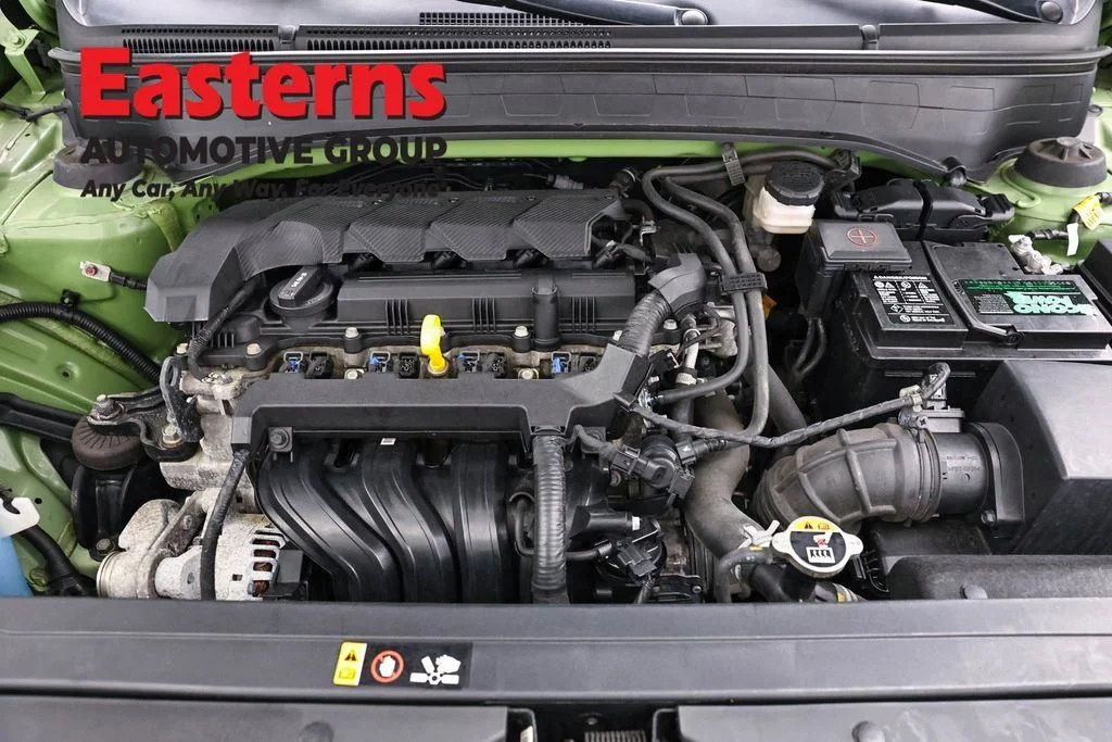Used 2022 Green Hyundai SE image 9